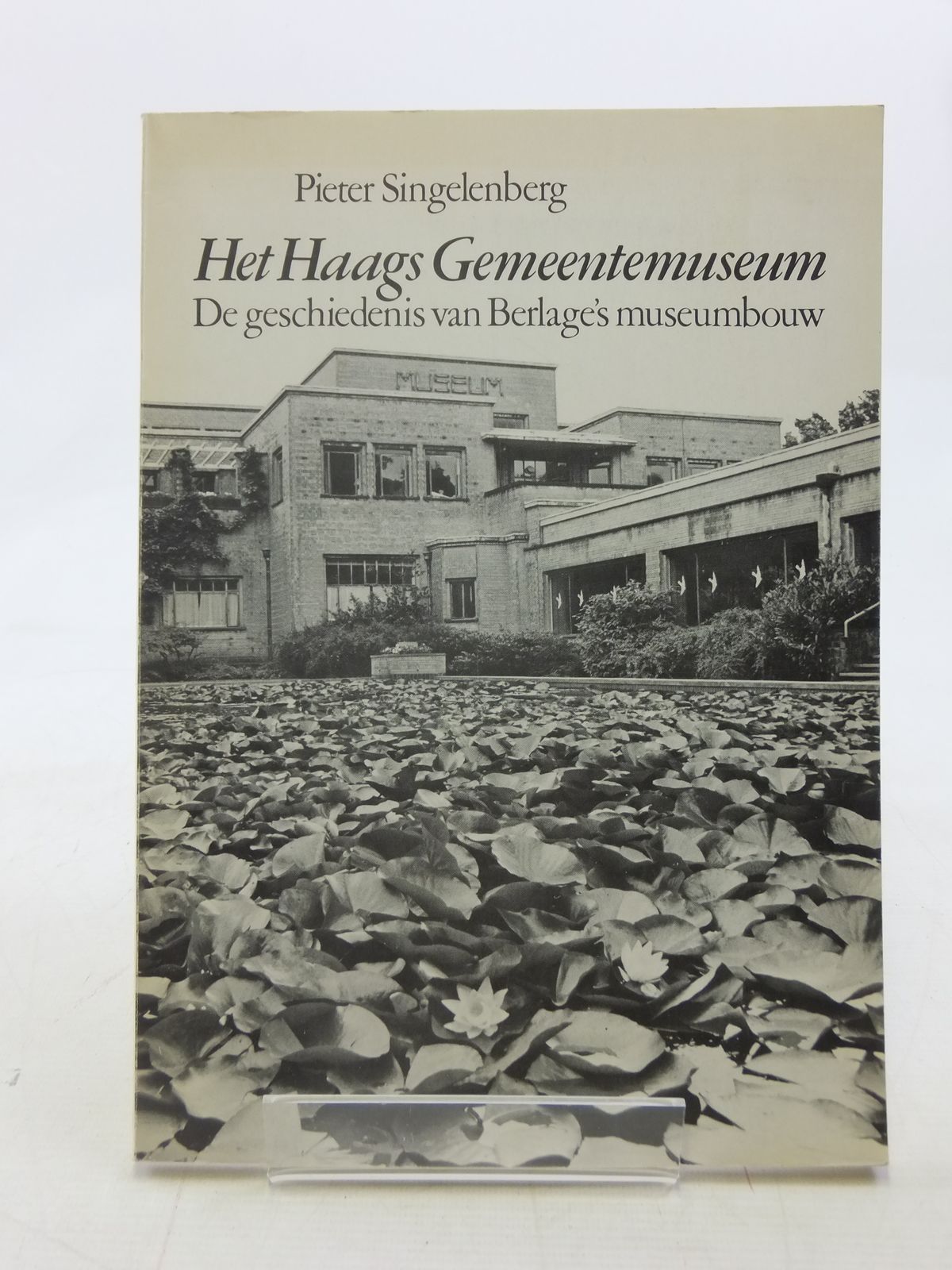Photo of HET HAAGS GEMEENTEMUSEUM written by Singelenberg, Pieter (STOCK CODE: 1605817)  for sale by Stella & Rose's Books