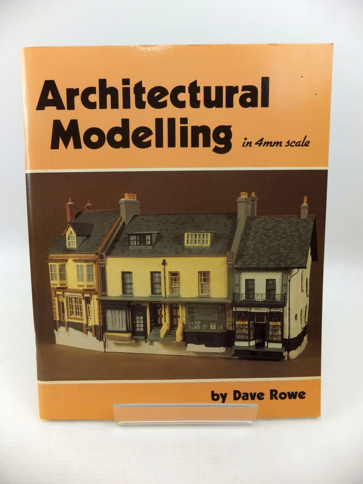 Stella & Rose's Books ARCHITECTURAL MODELLING IN 4MM SCALE Written By