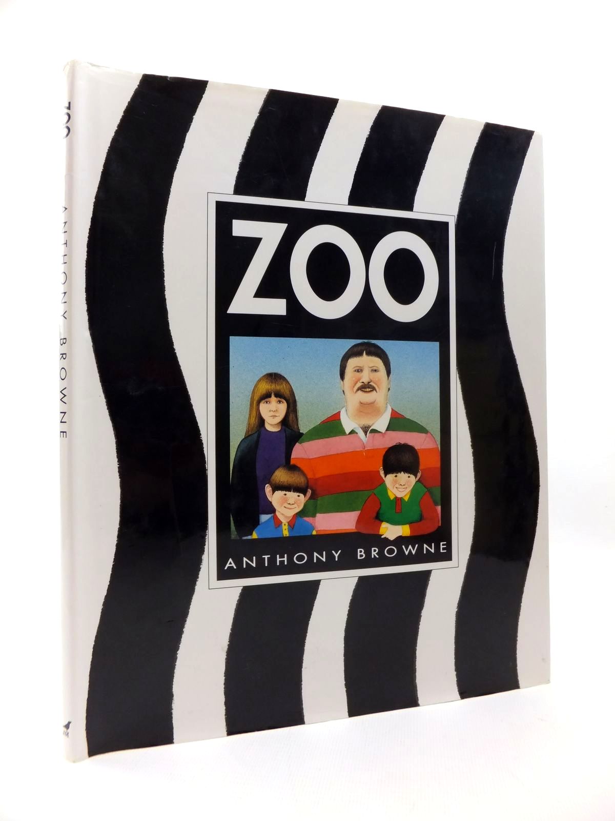 Photo of ZOO written by Browne, Anthony illustrated by Browne, Anthony published by Julia MacRae Books (STOCK CODE: 1814594)  for sale by Stella & Rose's Books